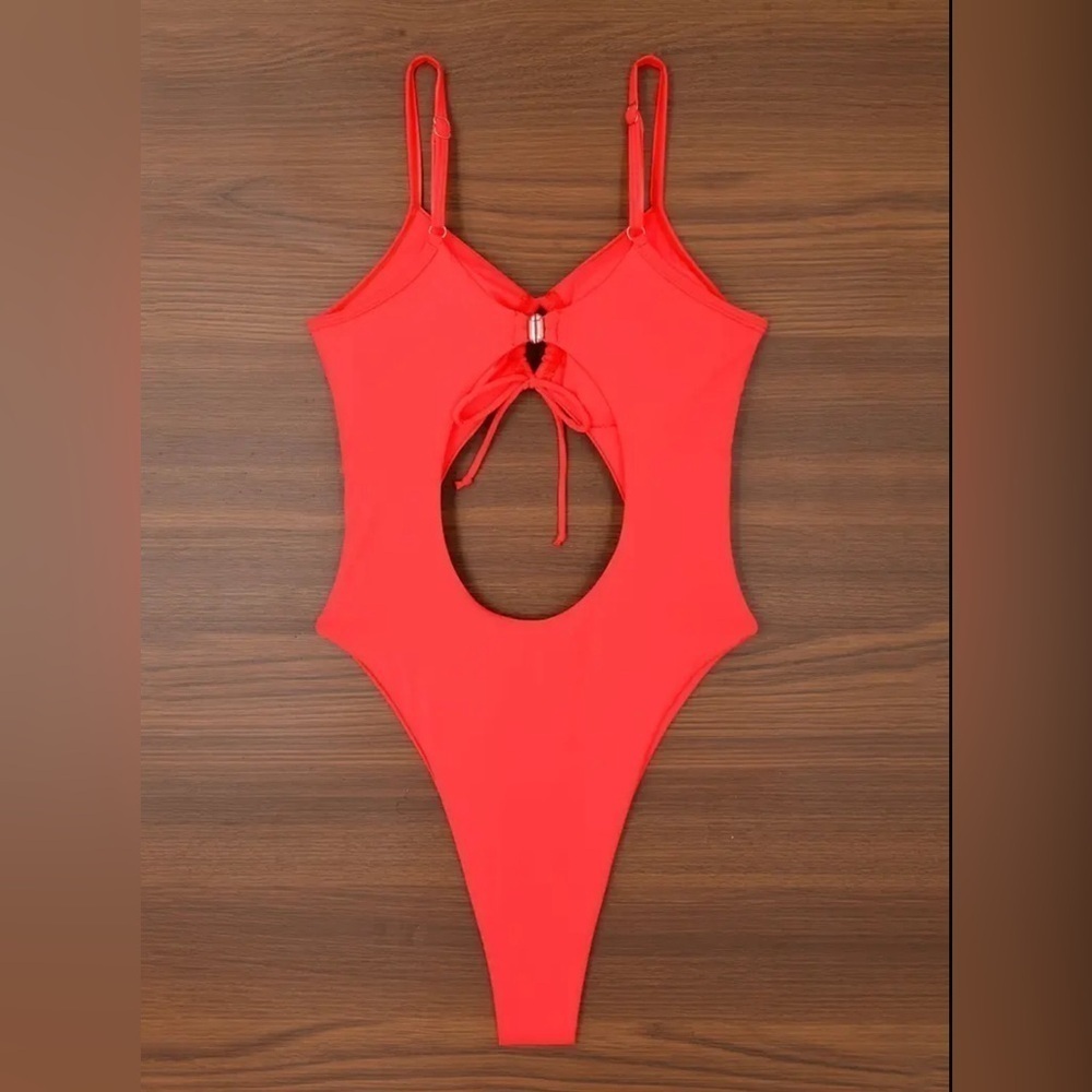 Flattering Solid One-piece Swimsuit - Picture 4 of 5